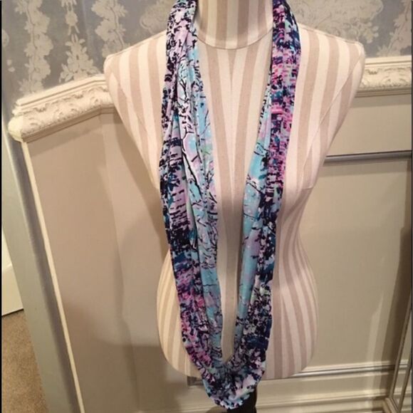 BCBG CIRCLE Infinity Scarf - Picture 6 of 8